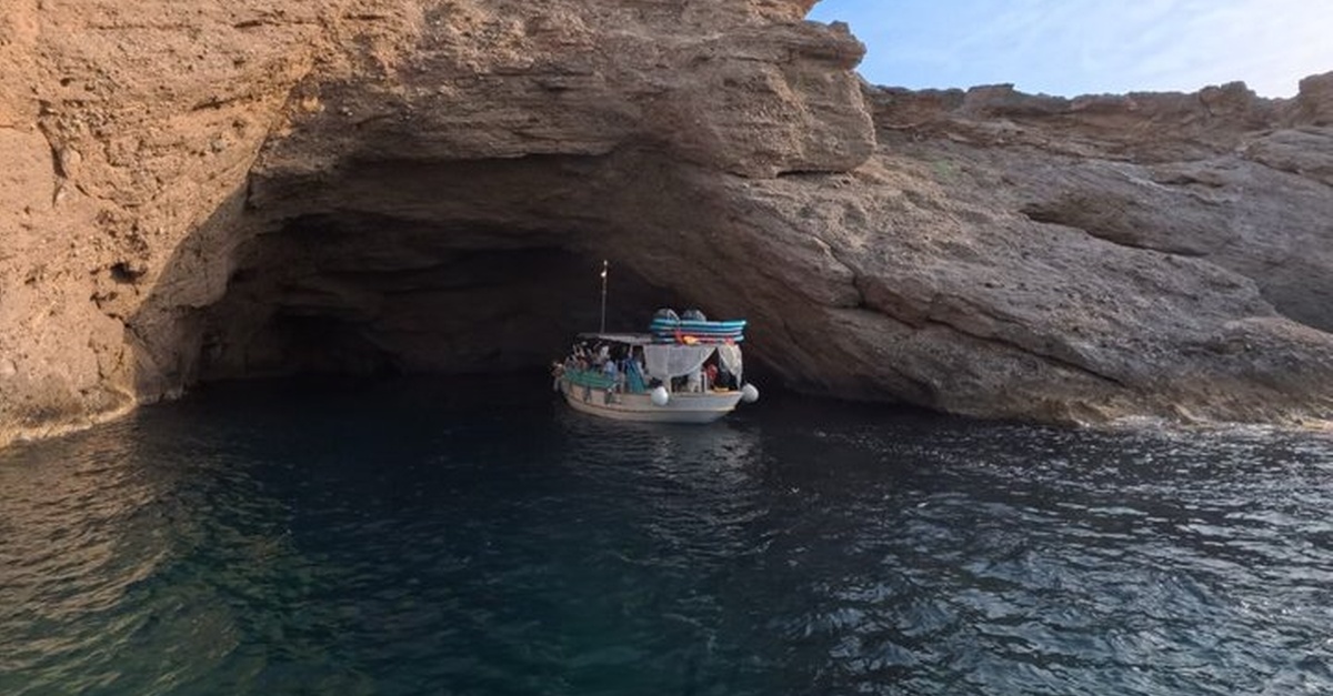 Tour en barco con bebidas, buceo y tablas de pádel en Ibiza