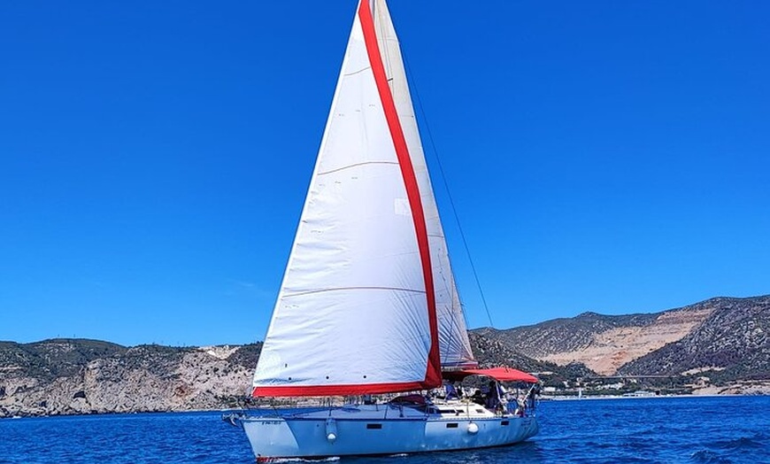 Image 12: Tour privado en velero con aperitivo en Barcelona