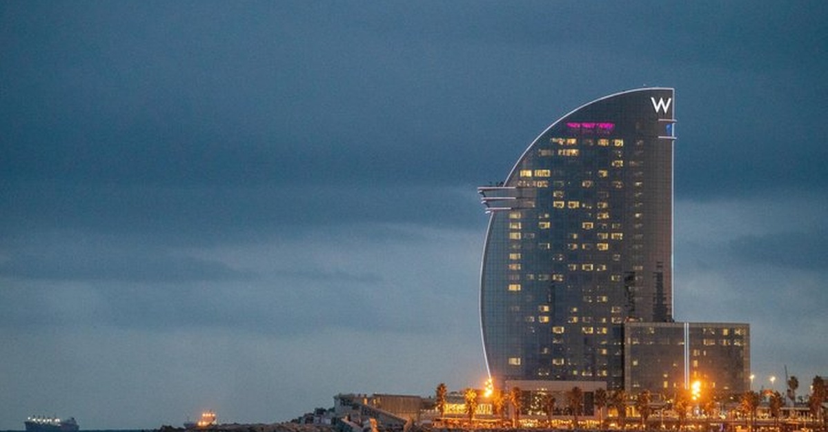 Charter privado de 2 horas en barco por Barcelona