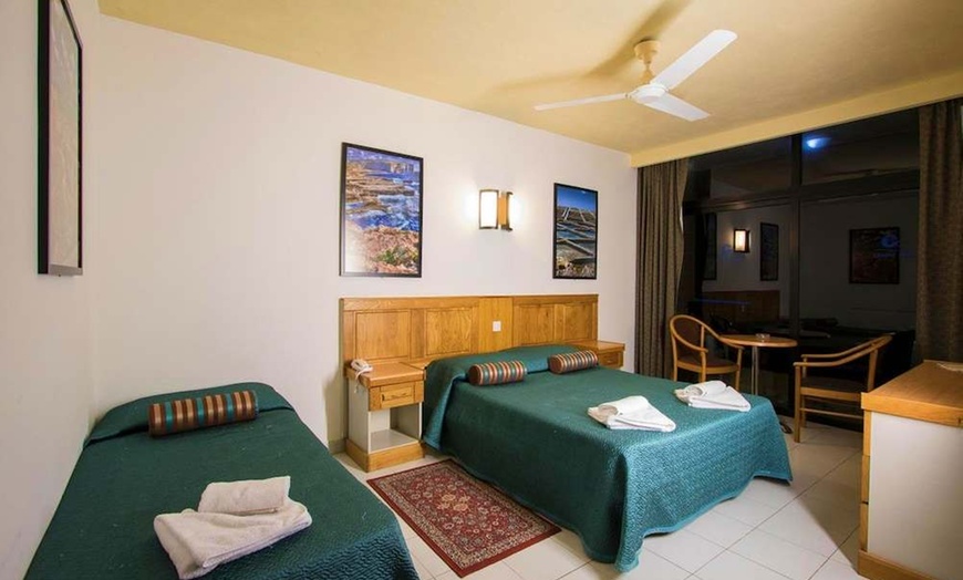 Image 4: ✈ MALTA | Qawra - Canifor Hotel 4* - Odkryty basen