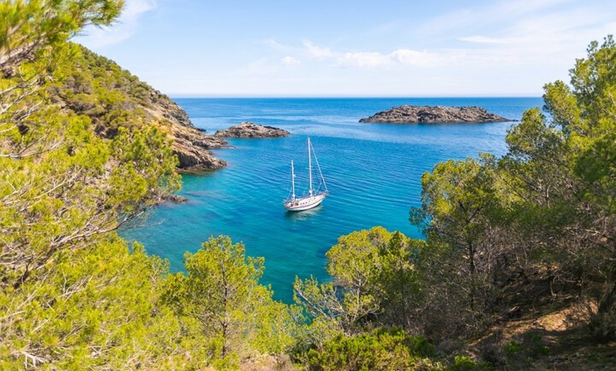 Image 3: Descubre la Costa Brava más salvaje a vela
