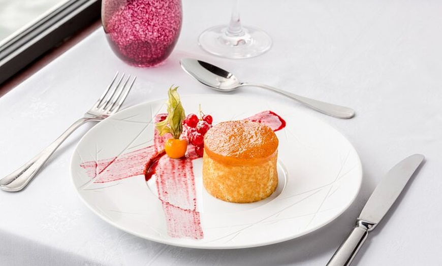 Image 18: Dîner croisière Paris Seine par Maxim's avec Champagne & Musique