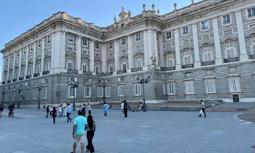 Image 4: Visita guiada al Palacio Real de Madrid para grupos pequeños con ca...