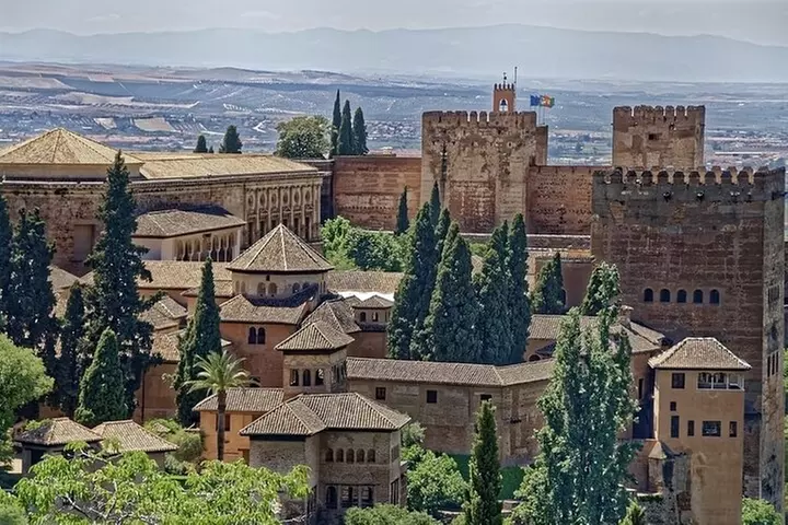 Entrada a la Alhambra y los Palacios Nazaríes con audioguía - Primary Image