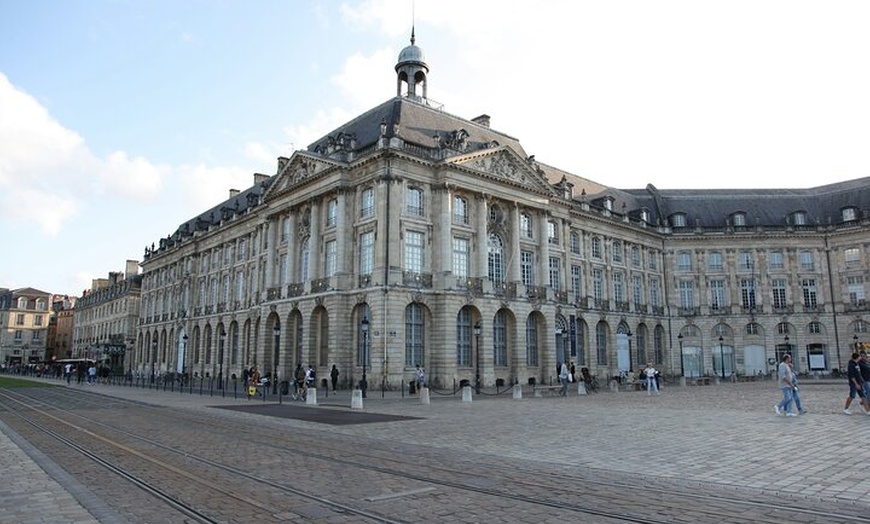 Image 2: Bordeaux, visite avec une locale en petit groupe