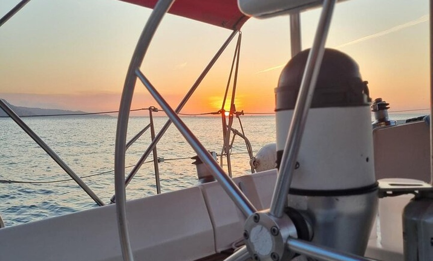 Image 4: Tour privado en velero con aperitivo en Barcelona