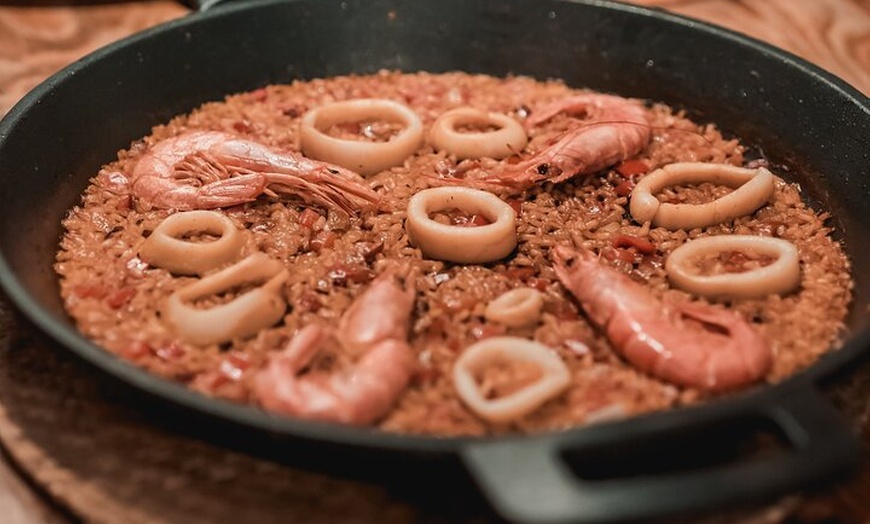 Image 6: Clase de cocina de paella en Madrid con maridaje de vino sin fondo