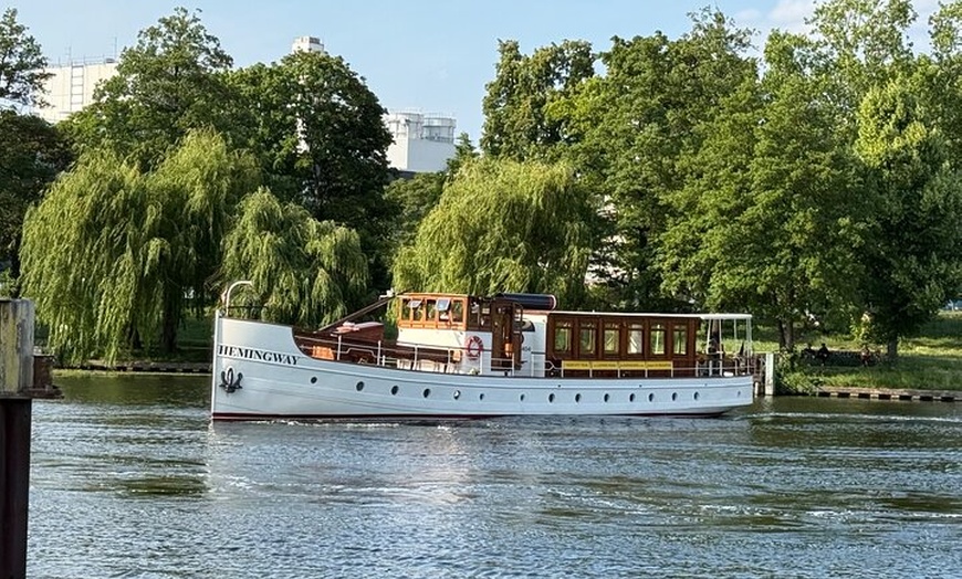 Image 4: Glühwein On The Rocks Schiffstour in Berlin