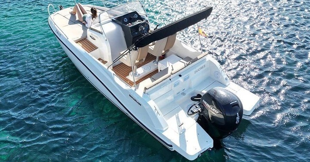 Alquiler de barco a motor privado en Barcelona