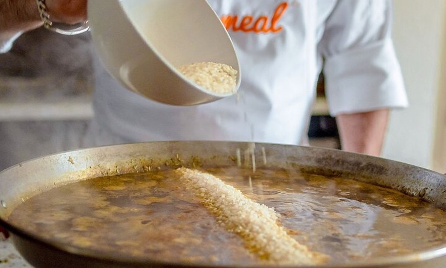 Image 4: Cocinero Paella tradicional valenciana + Visita al mercado (3 - Com...