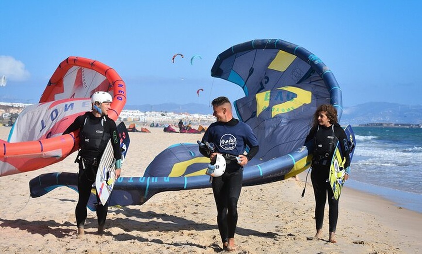 Image 1: Clases de kitesurf en Tarifa - Clases semi-privadas para todos los ...