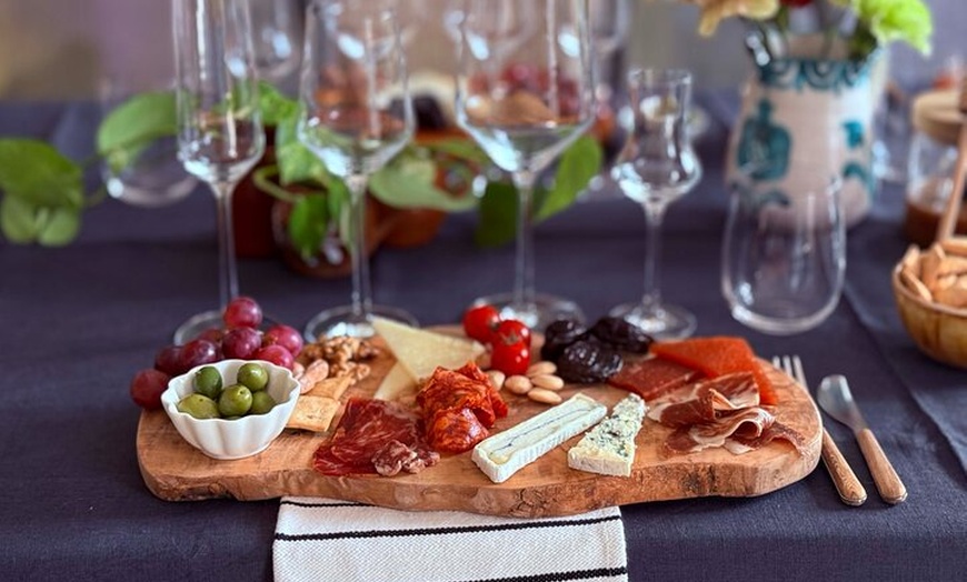 Image 9: Vinos y maravillas: Una cata española en una galería de arte privada