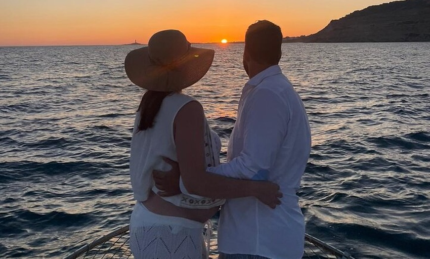 Image 1: Tour Privado en Barco por Trafalgar,Cádiz con Aperitivo y Snorkel