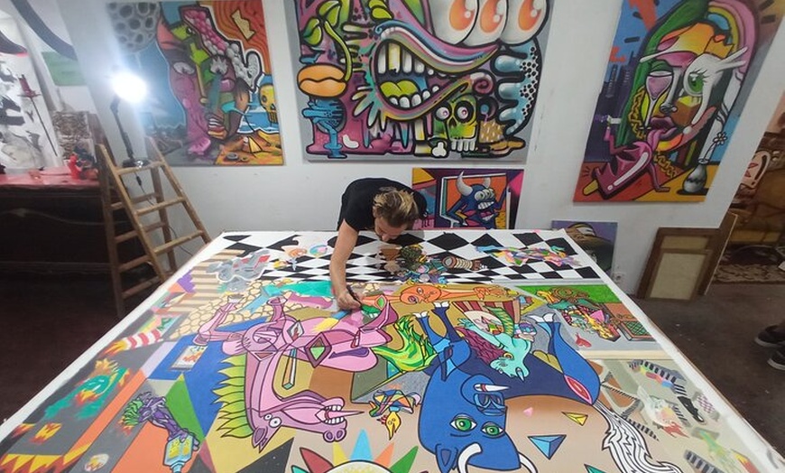 Image 4: Tour privado de galerías de arte con vino en el barrio de arte de B...