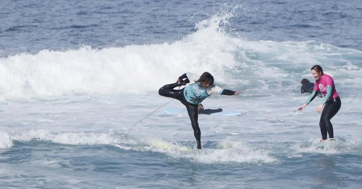 Clase privada de surf en Tenerife con equipo, seguro y vídeos