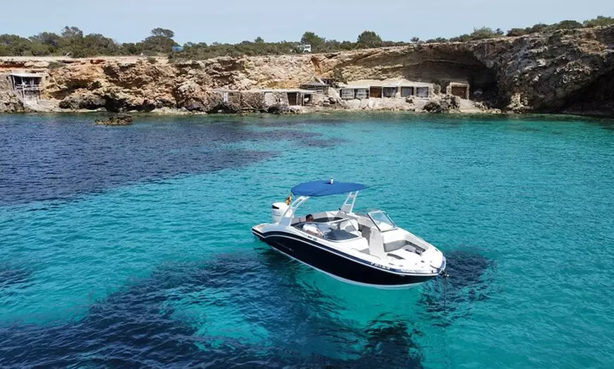 Image 4: Ibiza: Tour privado en barco con buceo y puesta de sol