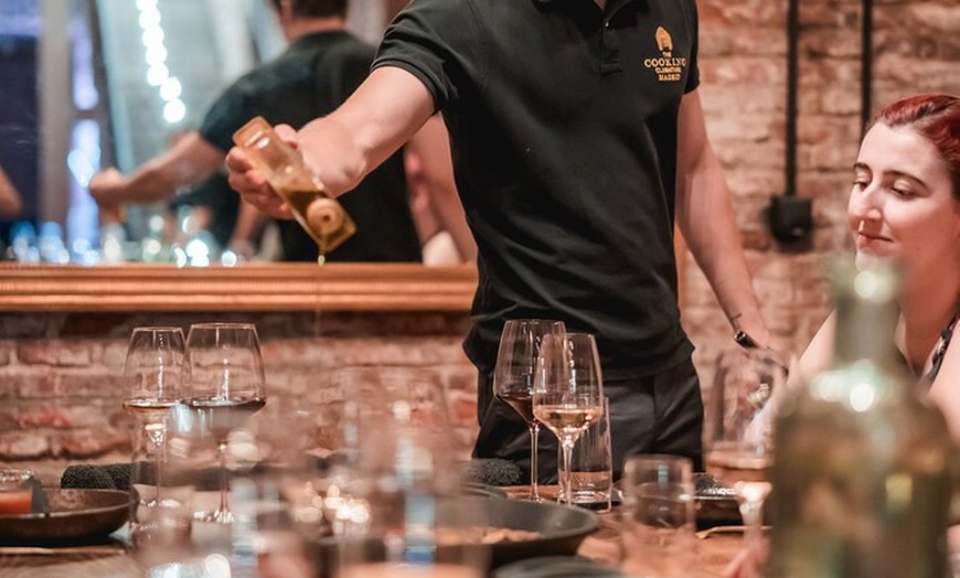 Image 9: Clase de cocina de paella en Madrid con maridaje de vino sin fondo