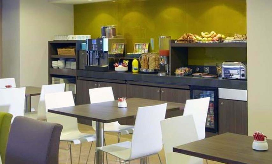 Image 2: ✈ ÎLE-DE-FRANCE | Parigi - Citadines Les Halles Paris 4*, 1 notte -...