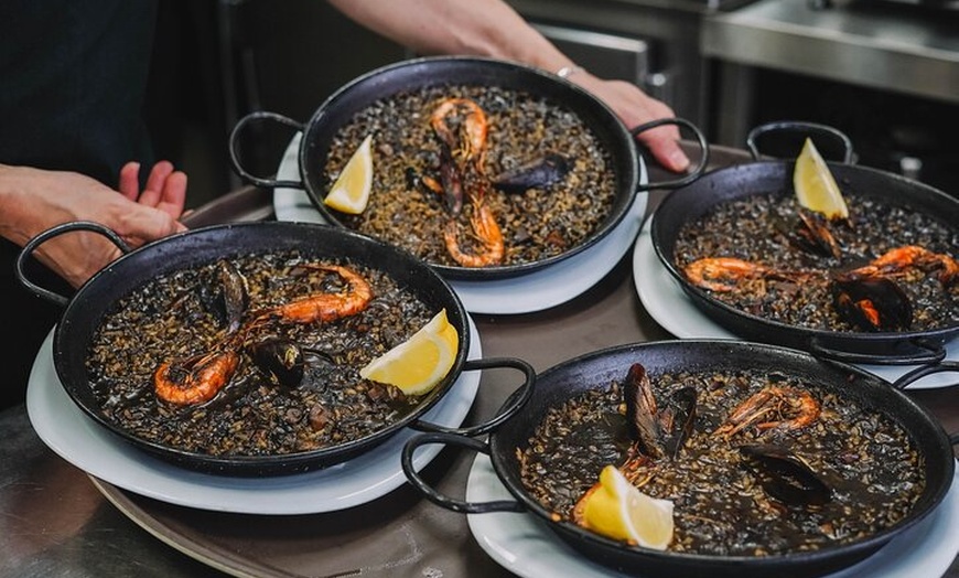 Image 4: Hacer Tapas y Paella Españolas + Vino Ilimitado (3 - Comida de Plato)