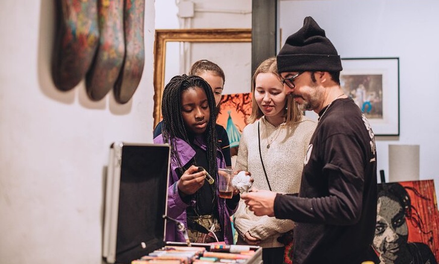 Image 2: Tour privado de galerías de arte con vino en el barrio de arte de B...