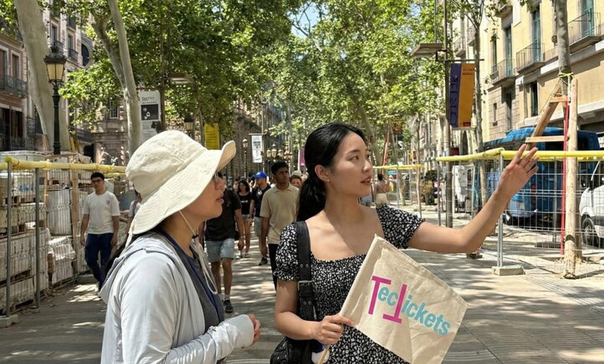 Image 6: Tour histórico gótico oficial a pie