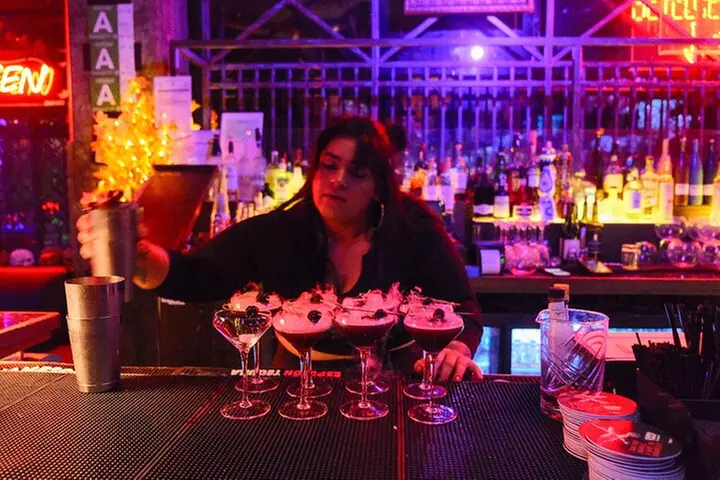 Hollywood Cocktails and True Crime Tour: 3 Drinks Included