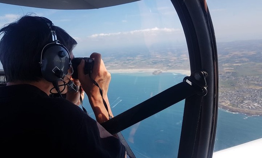 Image 1: Survolez les côtes sacrées de Normandie à bord d'un avion privé