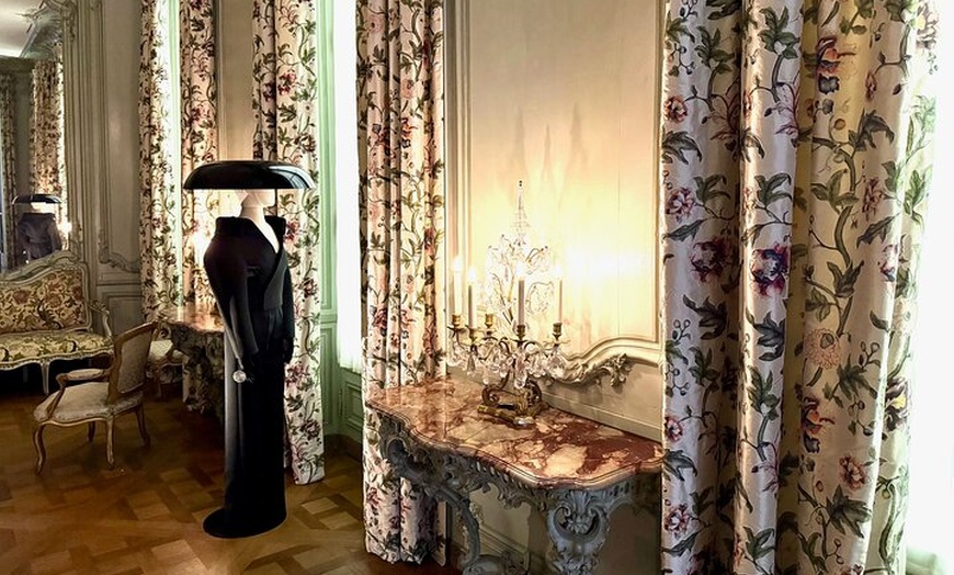 Image 5: Visite guidée privée du Louvre Fashion Expo