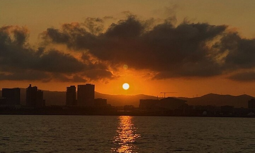 Image 5: Paseo en barco a la puesta de sol en grupo reducido