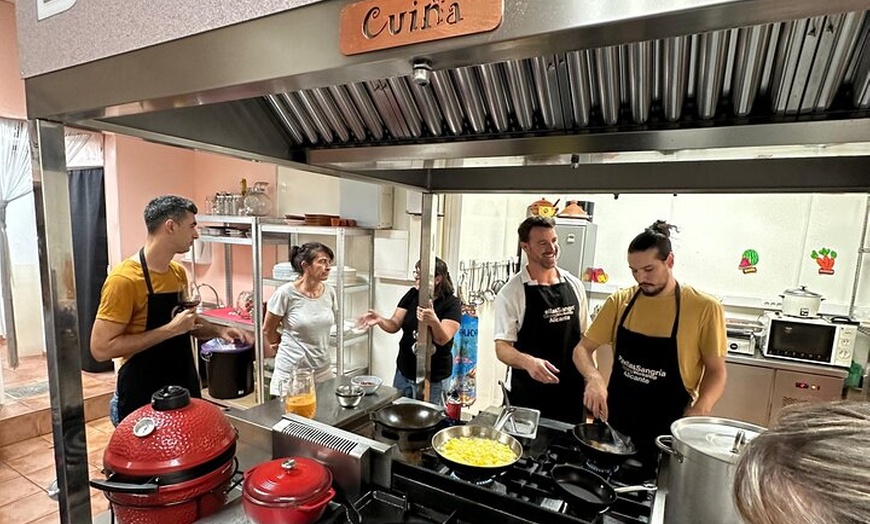 Image 12: Clase de Cocina de Tapas Española con Música de Guitarra en Vivo