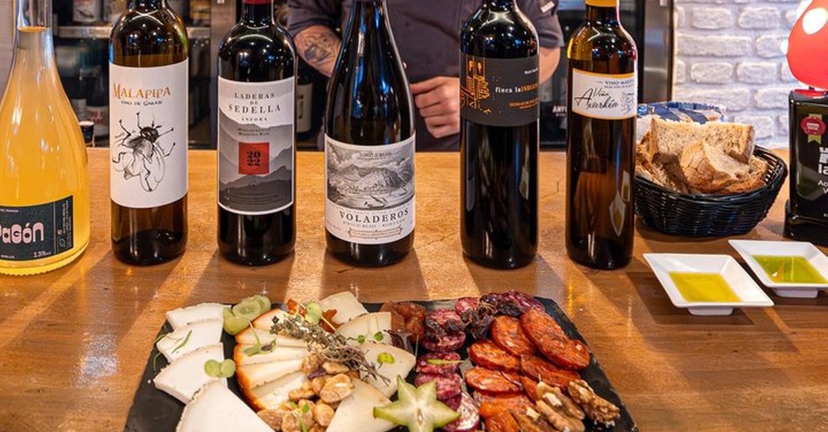 Cata de vinos malagueños con maridaje en el Puerto de Málaga