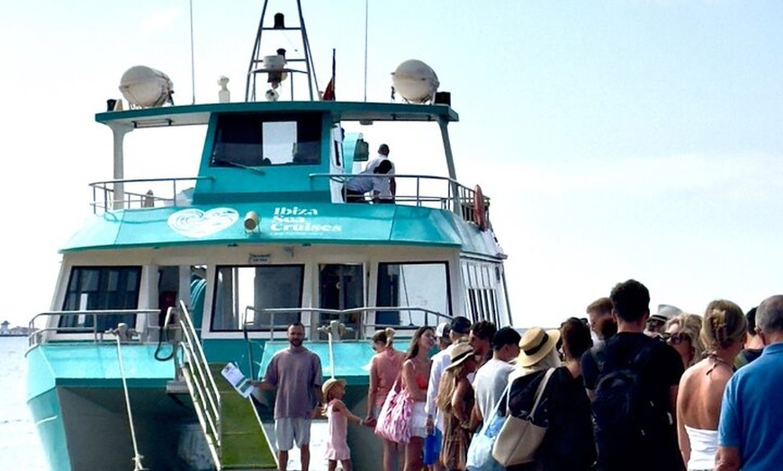 Image 21: Crucero de Ibiza a Formentera con snorkel, paella y barra libre