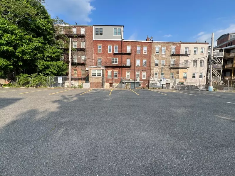 Parking at 121 Liverpool St. Lot