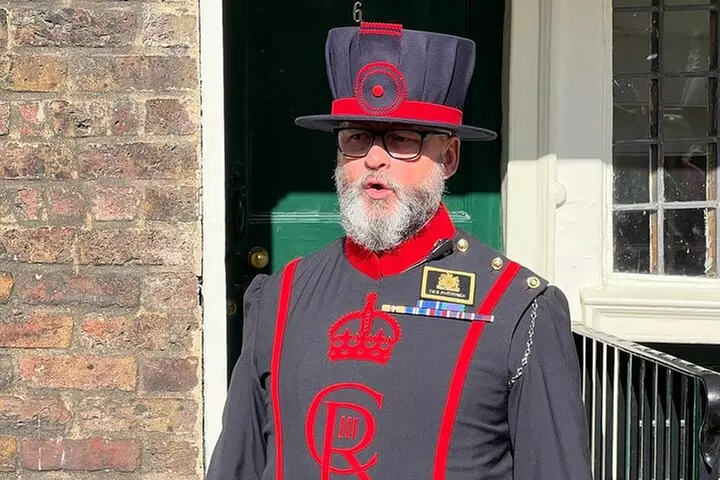 VIP Tower of London and Crown Jewels Tour with Private Beefeater Me...