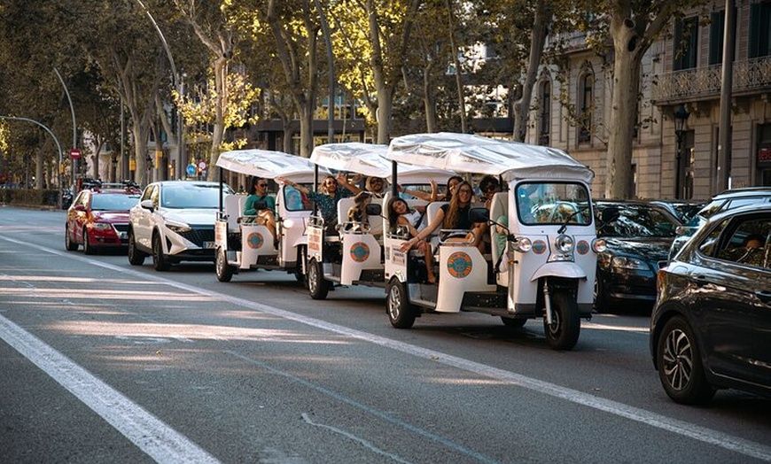 Image 2: Tour Oficial Tuk Tuk BCN l Barcelona 3 Horas