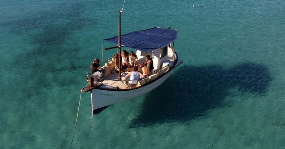 Tour privado en barco por calas de Ibiza