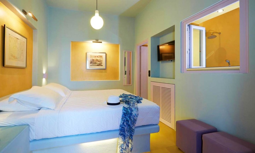 Image 2: ✈ SANTORIN | Fira - Caldera's Bliss Suites - Petit-déjeuner inclus