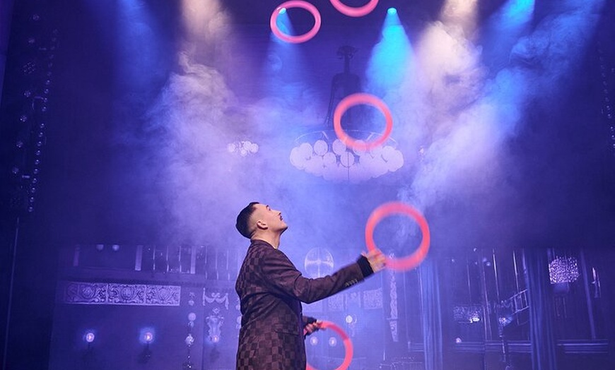 Image 6: Wintergarten Varieté "VARIETÉ GAGA - The Crazy Berlin Show"