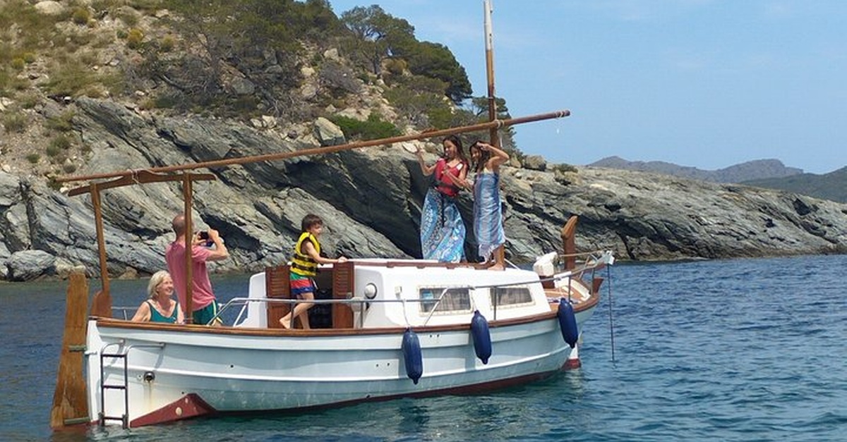 Excursión privada en barco tradicional por calas de Girona