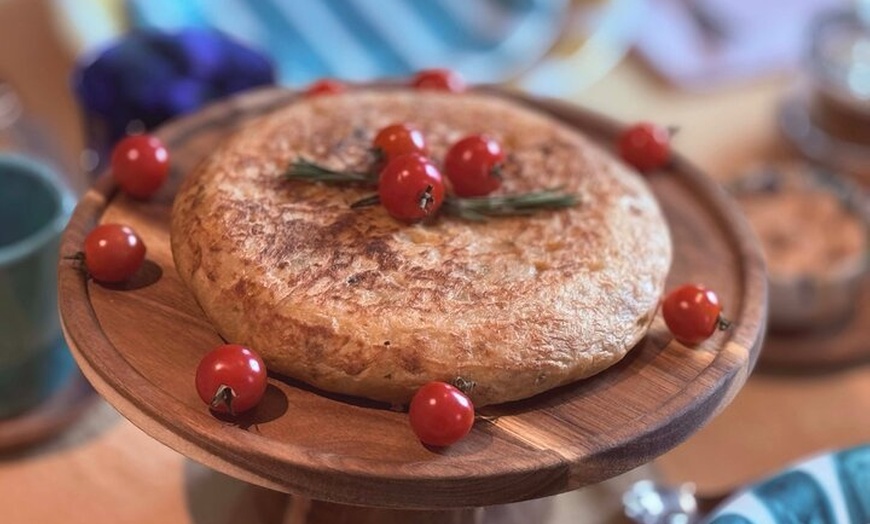 Image 4: Brunch español gourmet en una galería de arte privada oculta