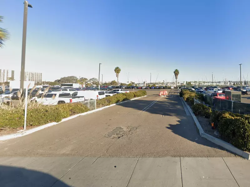 Parking at 851 Harbor Island Dr. Lot