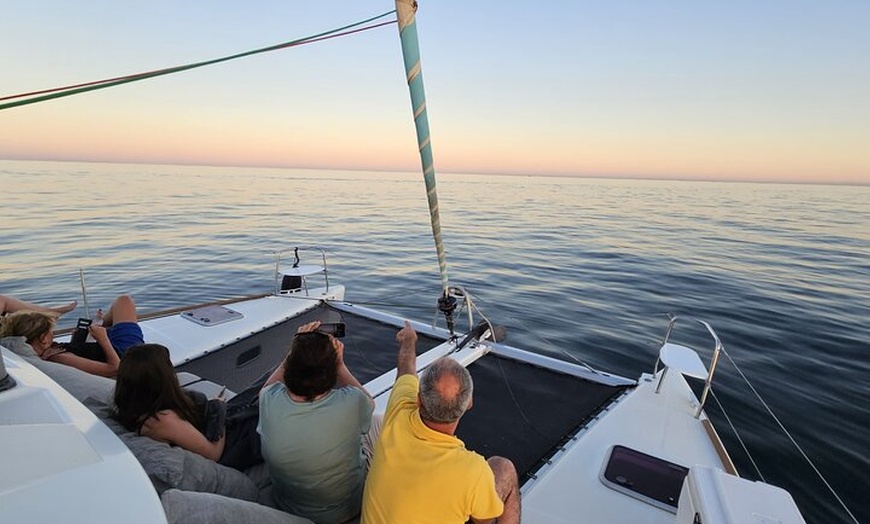 Image 4: Marbella: Crucero al atardecer en catamarán con aperitivos y bebidas
