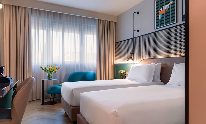 Image 4: ✈ ITALIA | Bologna - Living Place Hotel 4* - Piscina esterna