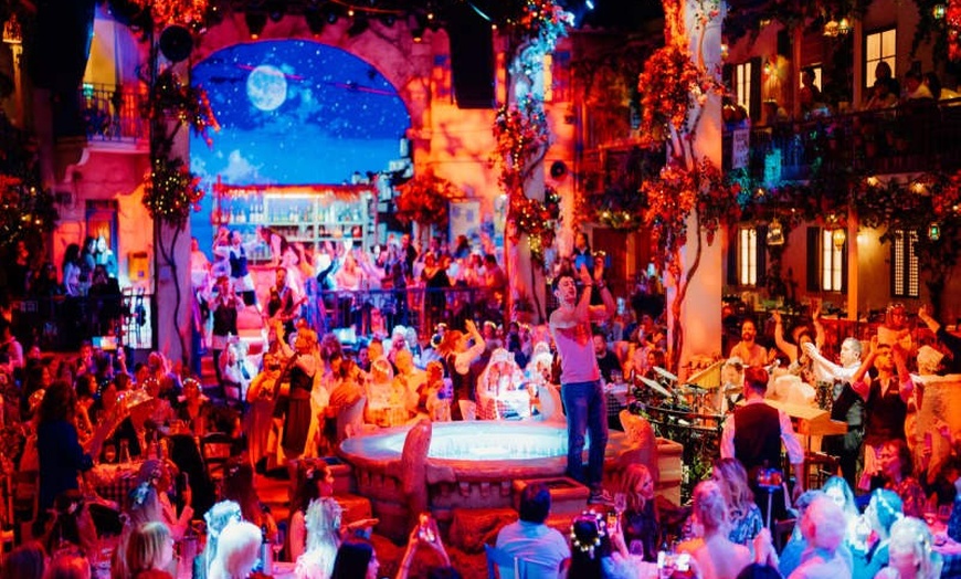 Image 16: ✈ GROßBRITANNIEN | London - Mama Mia The Party: Aufenthalt im TRIBE...