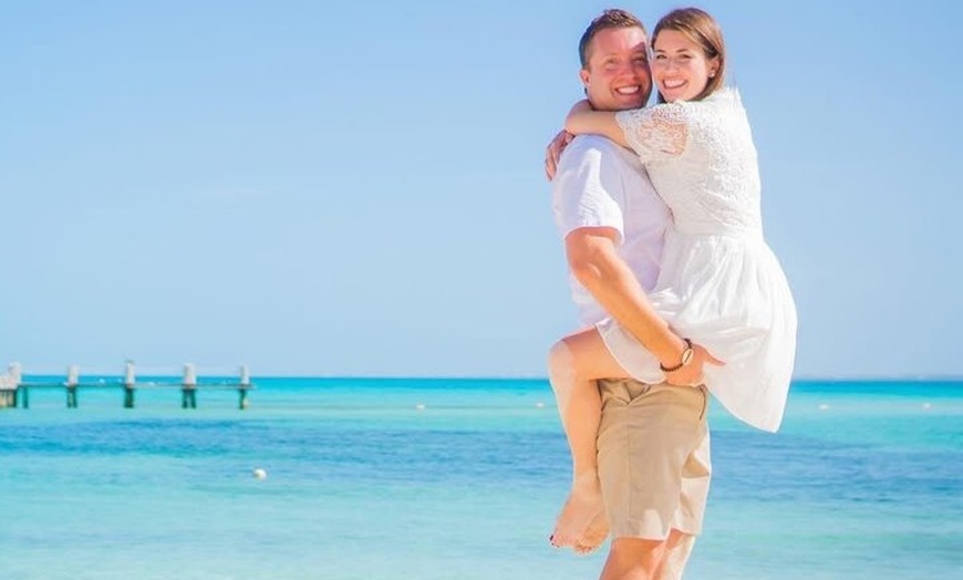 Image 13: Cancun Romantic Beach Photoshoot