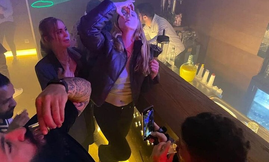 Image 10: Pubcrawl de Halloween en Madrid – Barra libre, chupitos y entrada V...