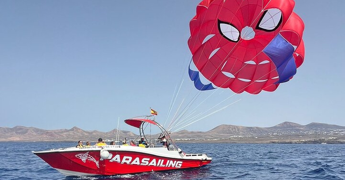 Actividad de parasailing en Lanzarote