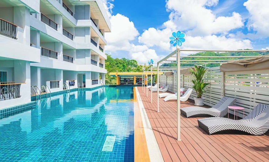 Image 1: ✈ POŁUDNIOWA TAJLANDIA | Phuket - Casa Del M 4* - Odkryty basen