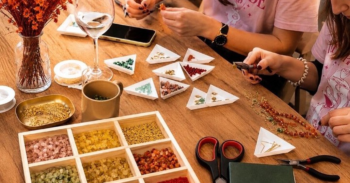 Taller de joyas con vino ilimitado en Alicante