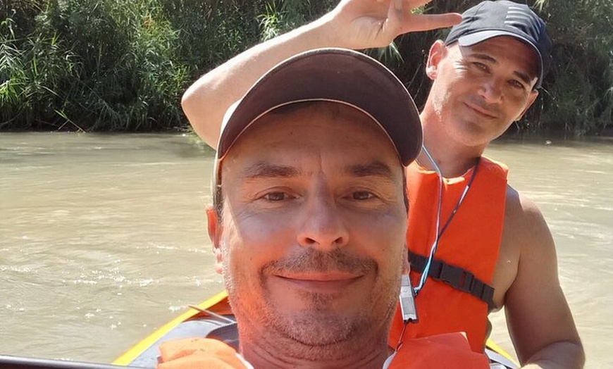 Image 2: Recorrido en kayak para toda la familia con cascadas y caminata